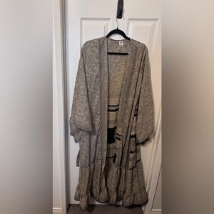 Wylder Trading Company Gray Floral Duster